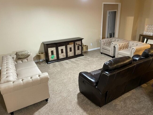 Building Photo - 5 bed 3.5 bath plus bonus room