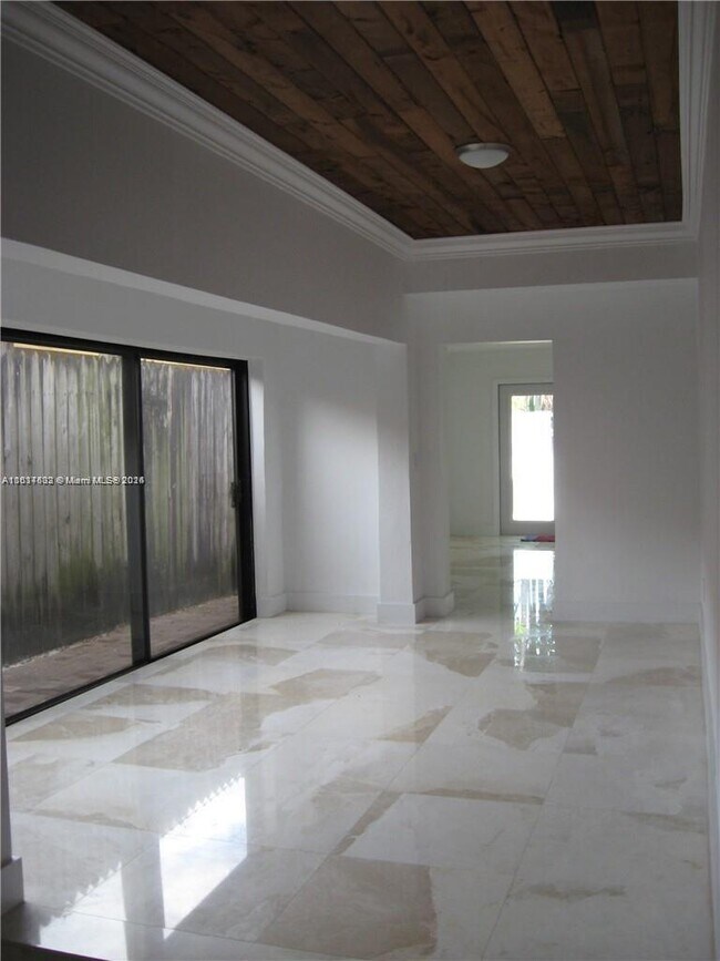 Building Photo - 310 SW 34th Ave