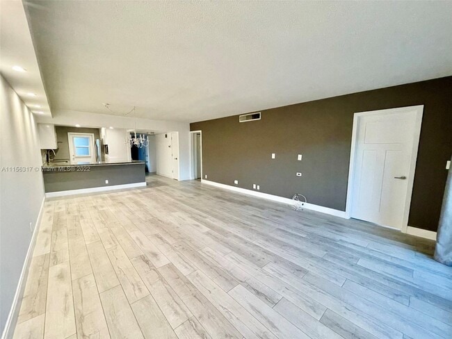 Building Photo - 3150 N Palm Aire Dr
