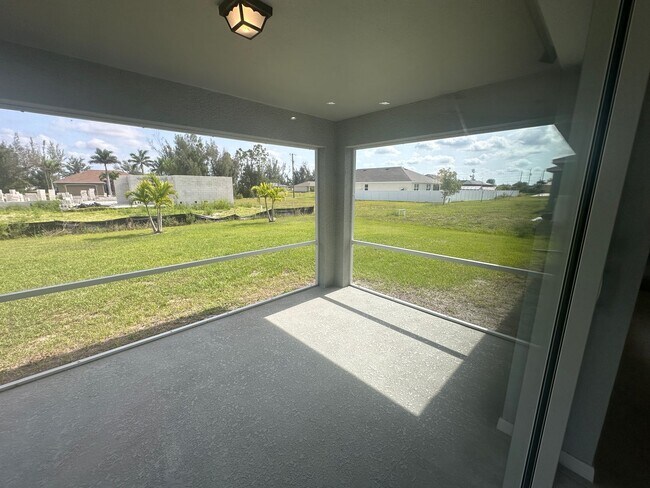 Foto del edificio - 3 Bedroom + Den - 2 Bathroom- NW Cape Coral