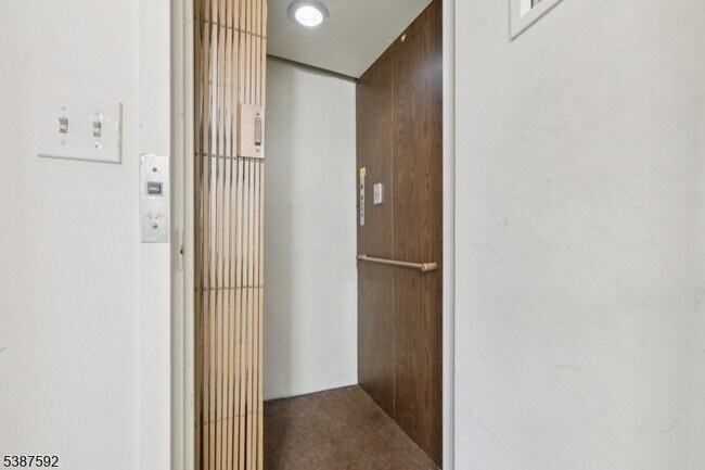 Foto del edificio - 5 Millay Ct