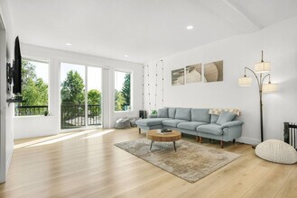 Building Photo - 3309 NE 42nd Pl Building Photo - 3309 NE 42nd Pl