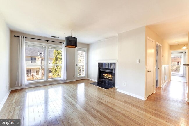 Building Photo - 3176 Summit Square Dr