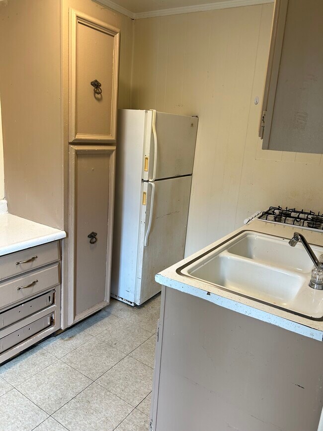 Building Photo - 2100 6th St