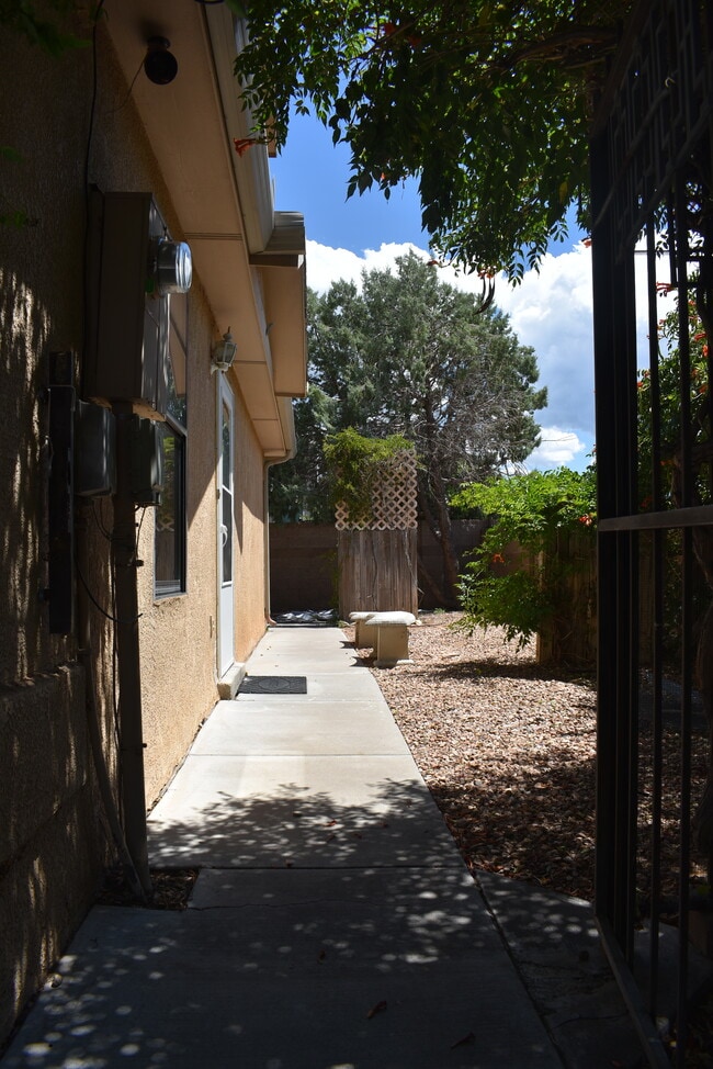 Building Photo - 8600 Simi Ln NE