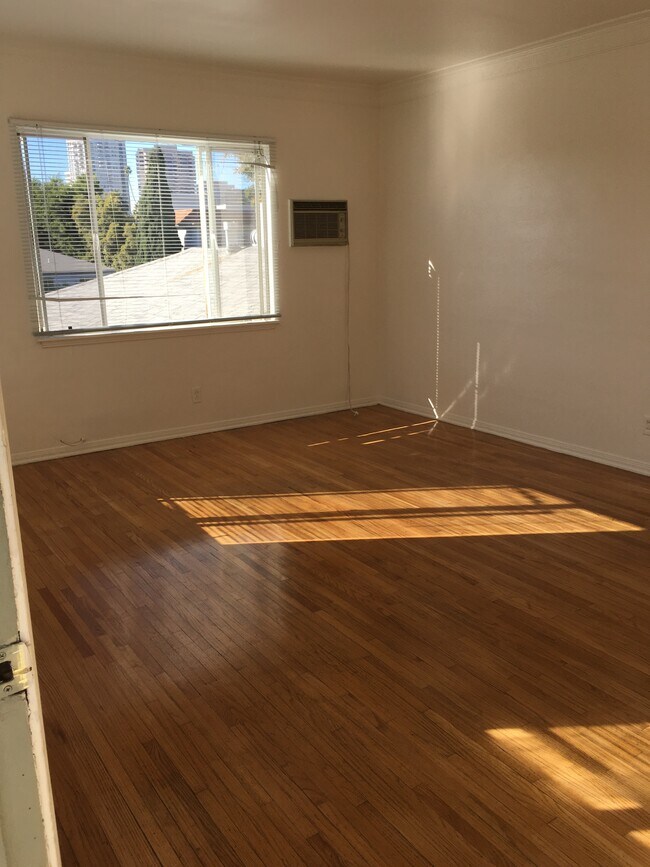 Building Photo - 1554 S Beverly Glen Blvd