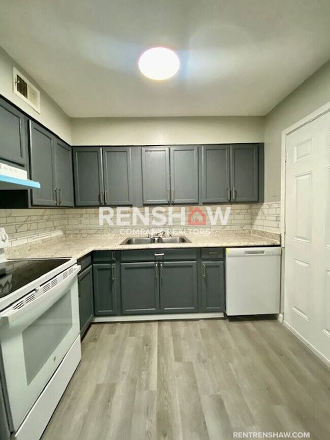 Foto del edificio - Corner Unit Duplex in Whitehaven Park East...