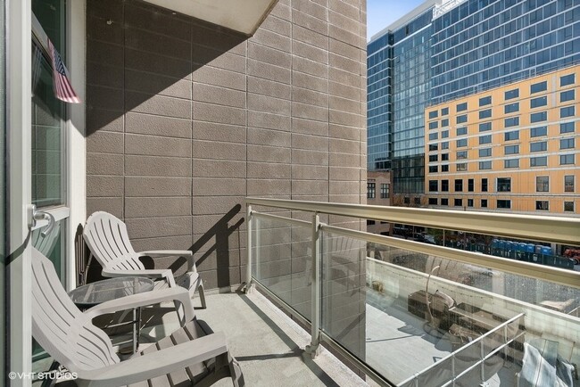 Balcony - 225 S Sangamon St