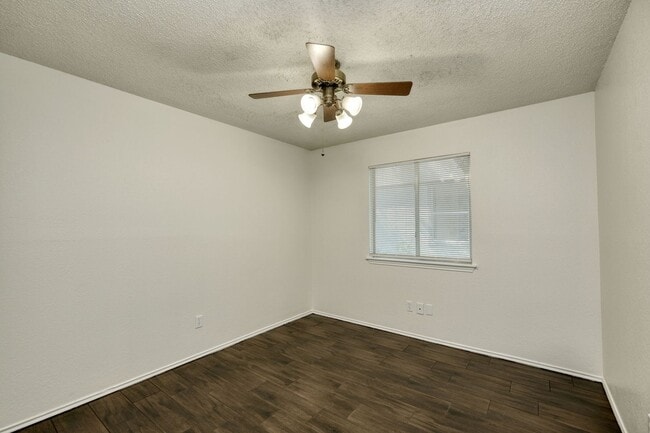 Building Photo - 1304 Garden Path Dr