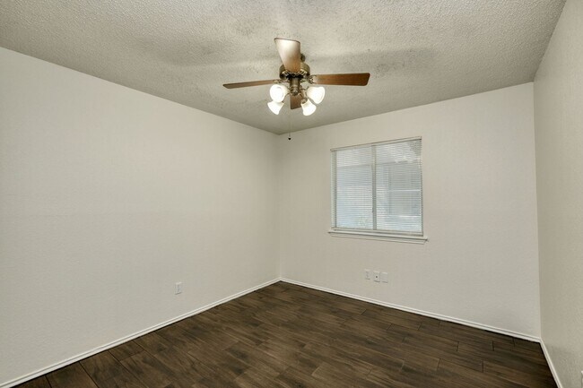 Foto del edificio - 1304 Garden Path Dr