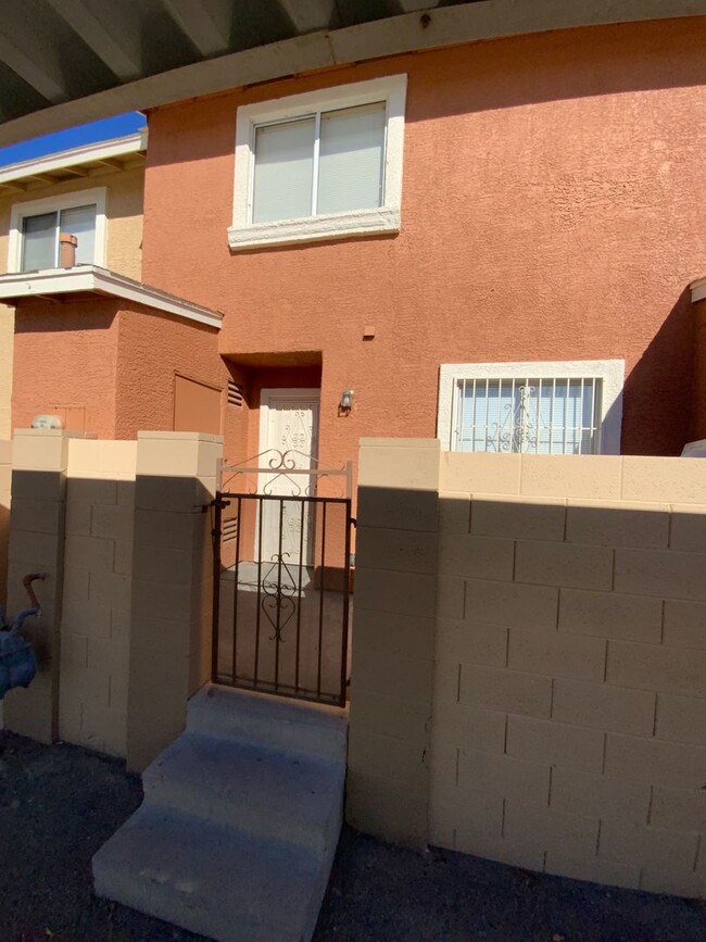 Foto del edificio - HCVP CONSIDERED! CUTE TOWNHOME NEARBY NELL...