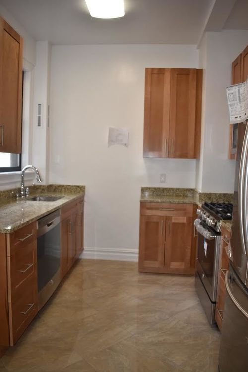 Building Photo - 233 W 77th St