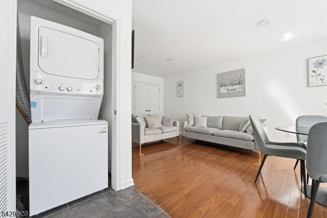 Foto del edificio - 594-596 Jefferson Avenue Unit 104
