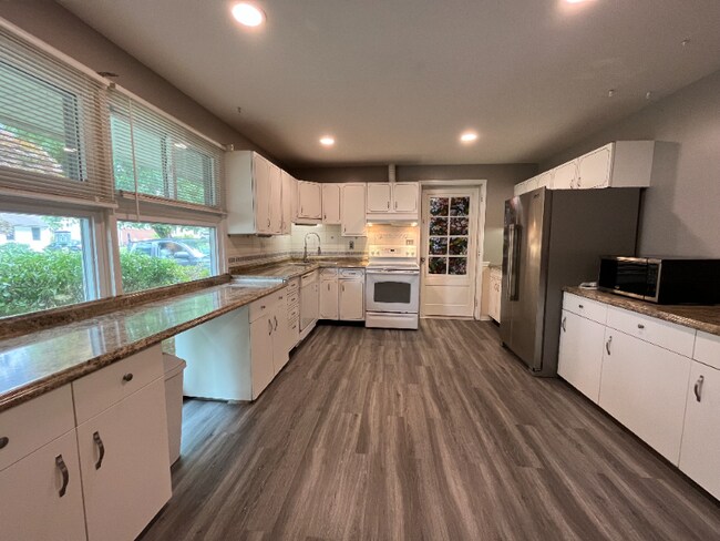 Building Photo - 608 Fairway Dr