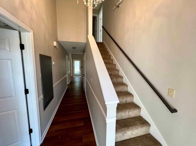 Building Photo - 3 Bed 2.5 Bath, Privacy Fenced Backyard!
