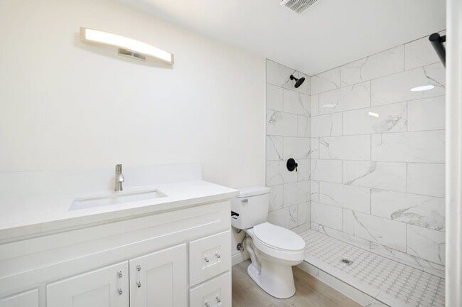 Building Photo - One bedroom One Bath Unit in a quiet Clare...