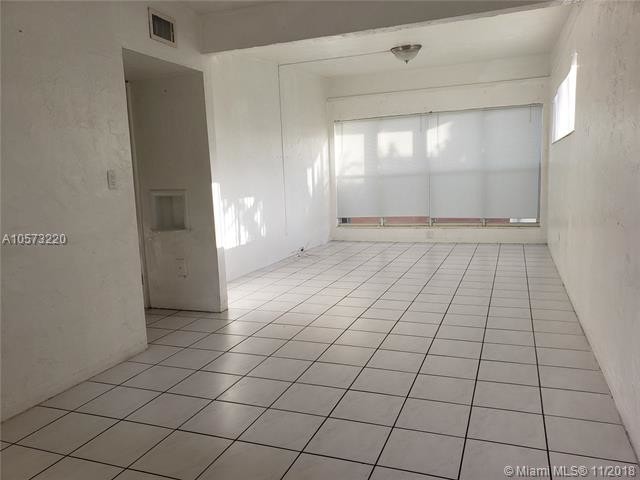 Foto del edificio - 7435 Byron Ave