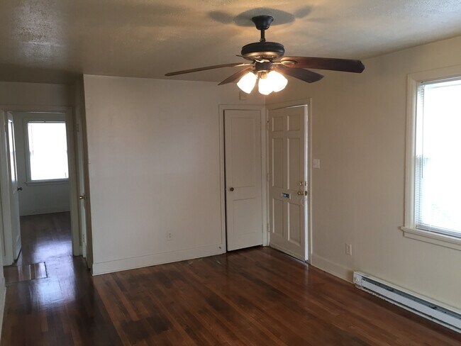 Foto del edificio - Adorable 3 bdrm/1bath House with Huge Back...