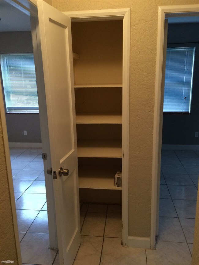 Building Photo - 6420 SW 58th Pl
