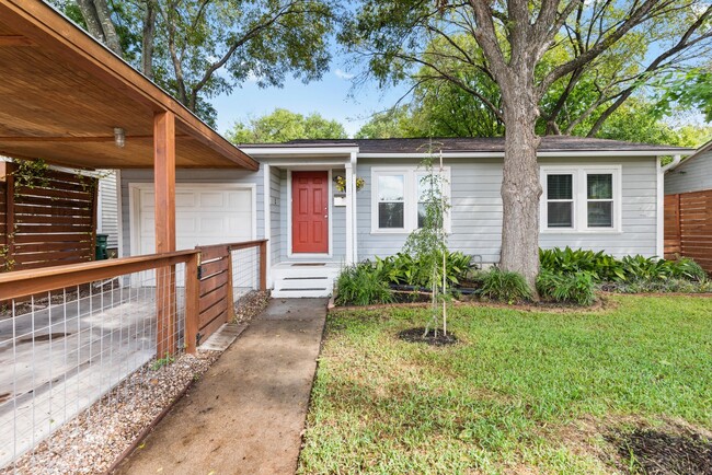 Building Photo - Available - Charming 3 bed / 2 bath home l...