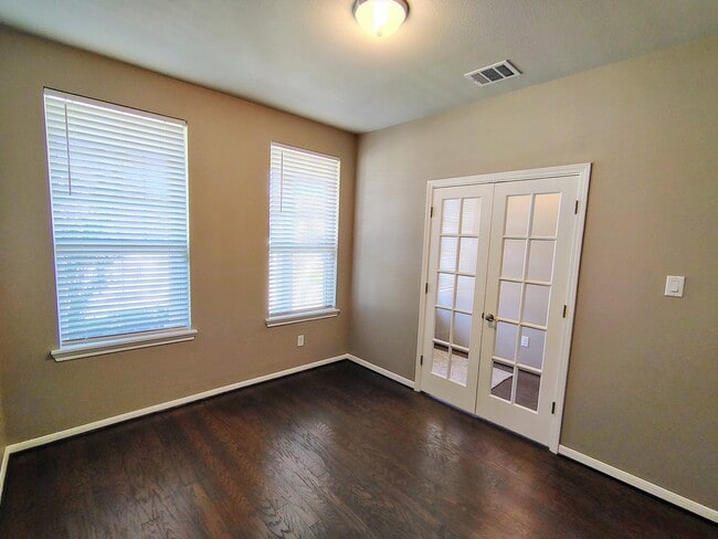 Foto del edificio - 2307 Sweet Bay Dr