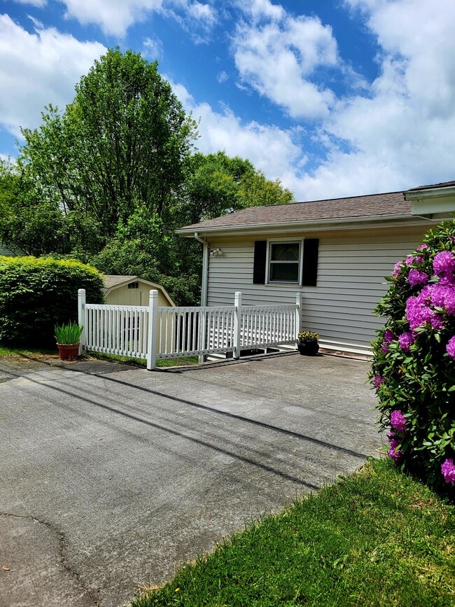 Building Photo - 626 NC Highway 105 Byp
