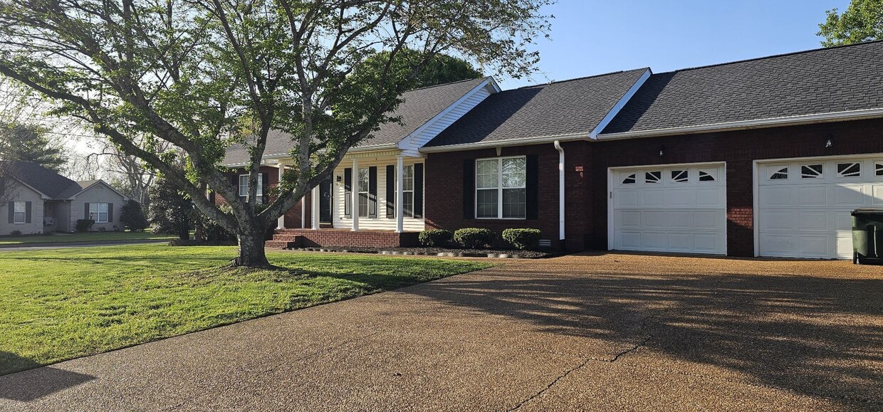 Foto principal - For Lease Gallatin TN One Level Home off 109