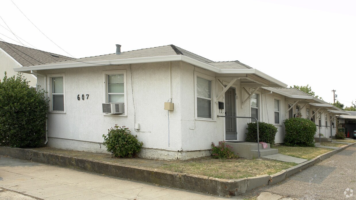 Primary Photo - 607 W 15th St