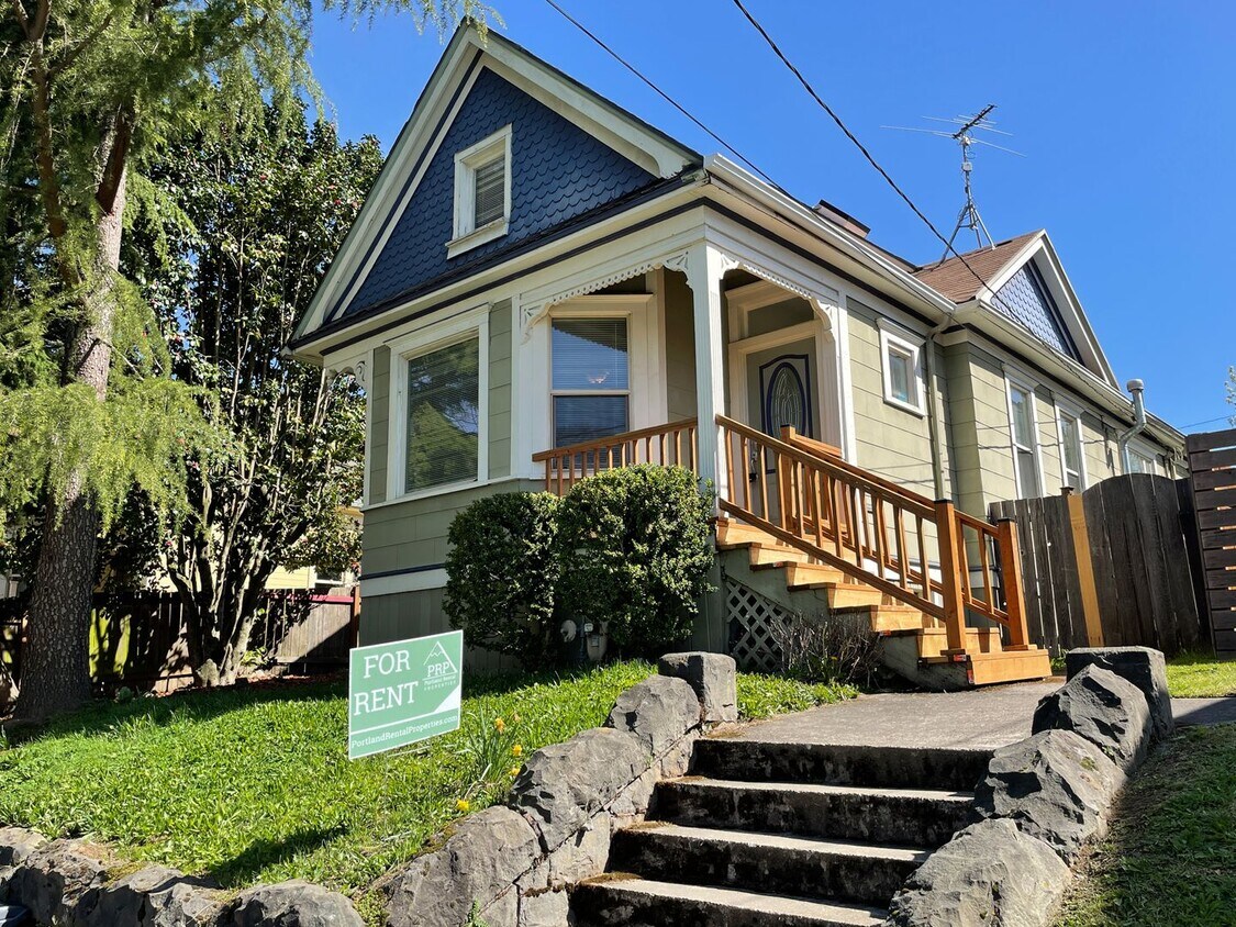 Foto principal - Boise Neighborhood 3-Story Victorian, Walk...