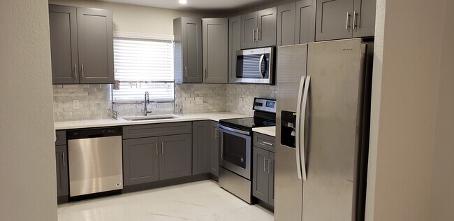 Foto del edificio - 5892 17th NE Rd