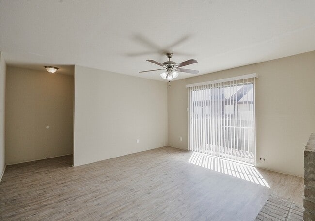 Foto del edificio - 12905 Woodforest Blvd