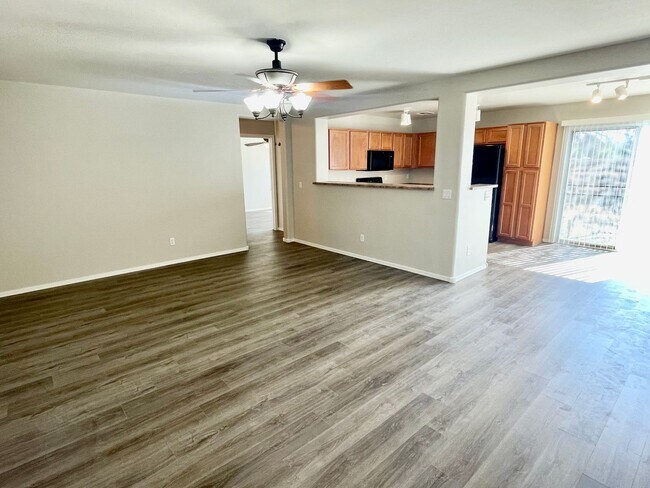 Foto del edificio - Beautiful 3 Bedroom Single Level Home In B...