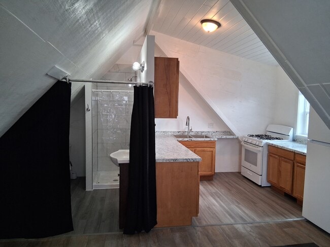 Building Photo - 600 Three Mile Dr N