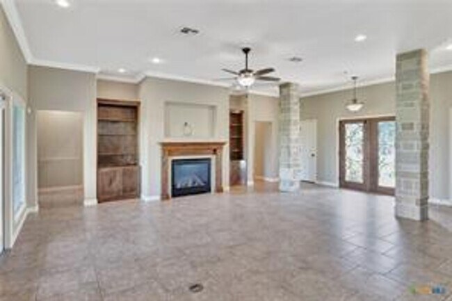 Foto del edificio - Great Home on  1 acre