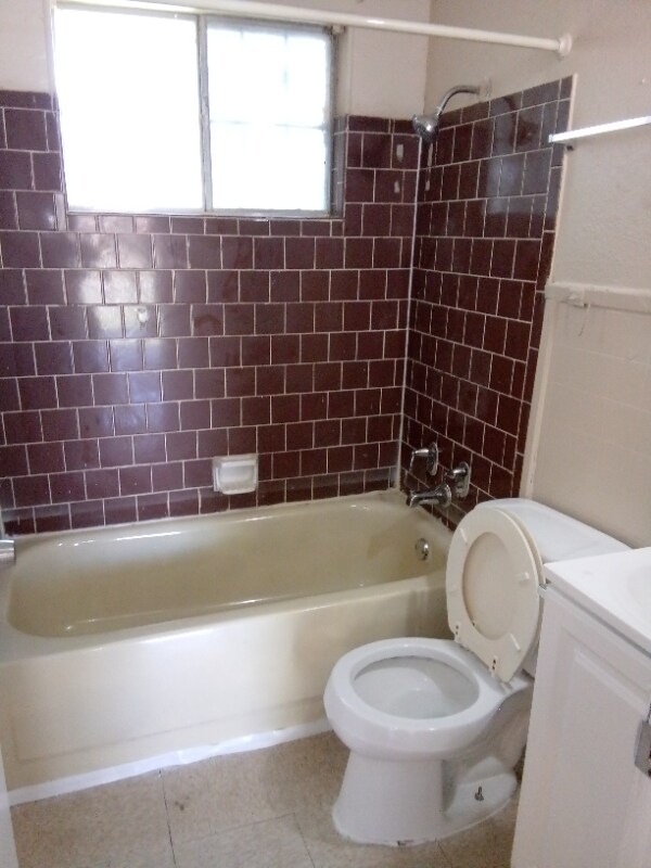Building Photo - 226 Eross St
