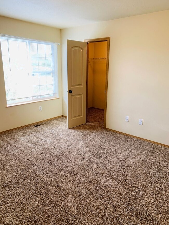 Building Photo - Amazing 3 Bed 2 Bath - Townhouse