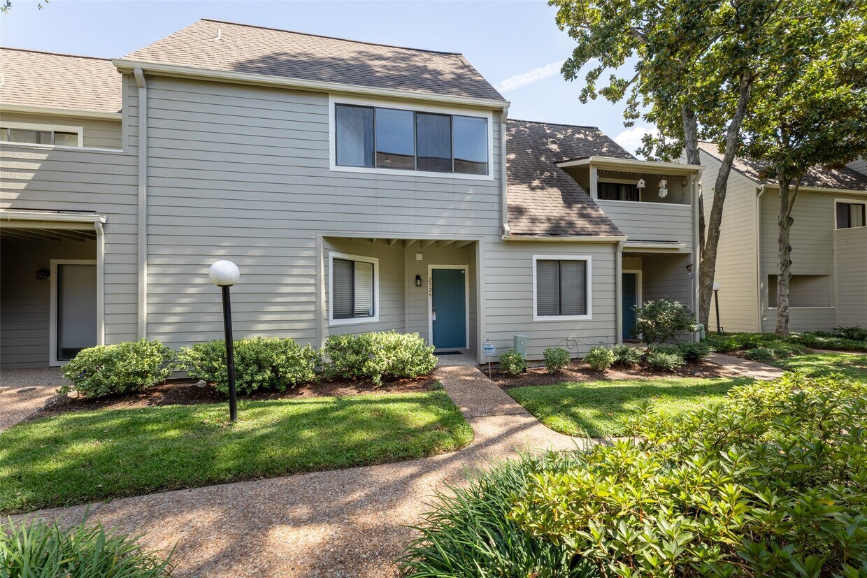 Foto principal - 2329 Briarwest Blvd