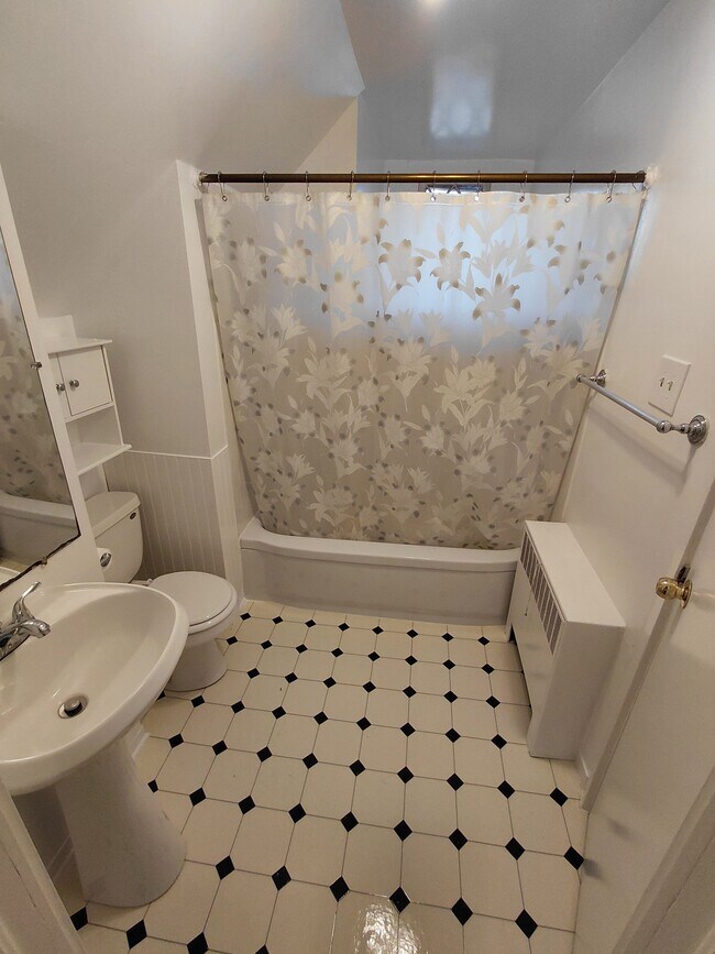 Baño completo con bañera/ducha - 51 Grand Ave
