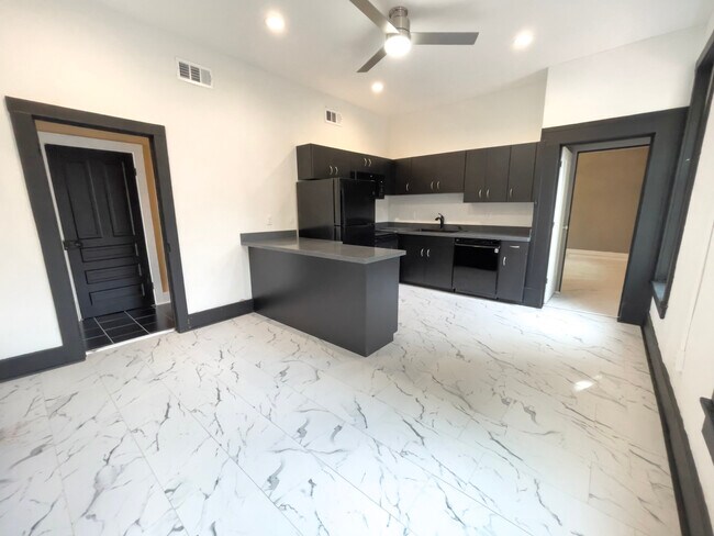 Building Photo - 17 N Main St