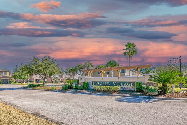 Foto del edificio - Rejuvenated Tuscany Village Townhome
