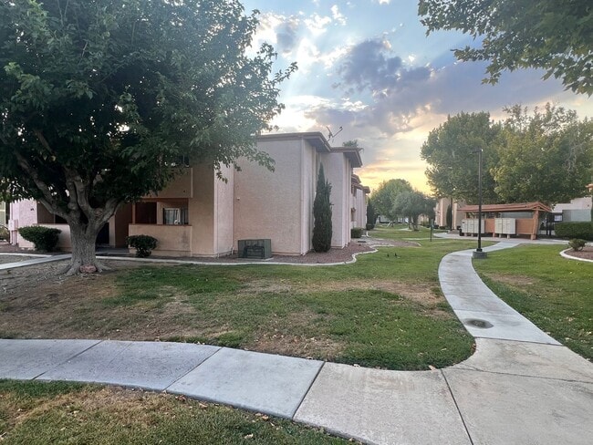 Building Photo - Close to UNLV, Airport, and Las Vegas Stri...