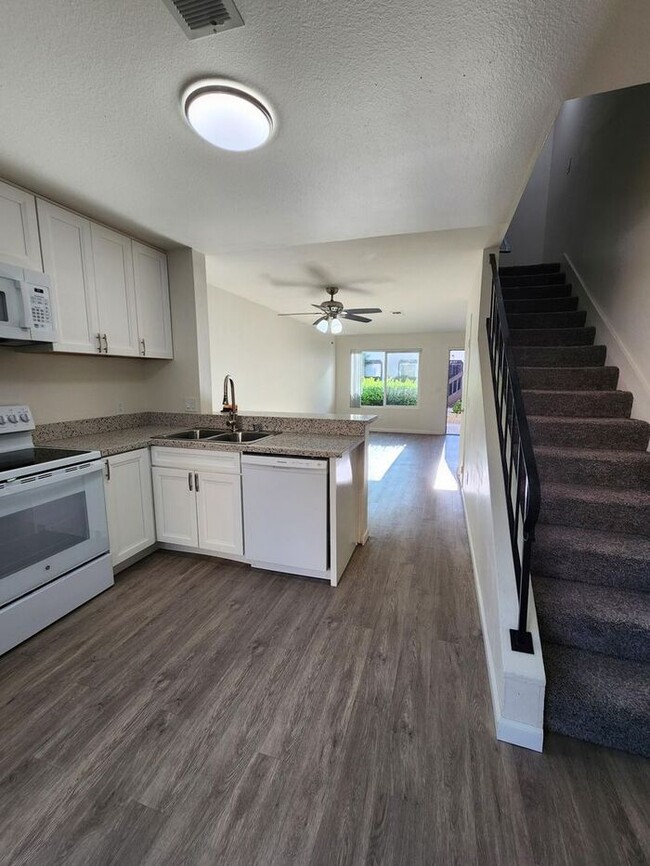 Building Photo - $500 REBATE Townhome close to Cameron YMCA...