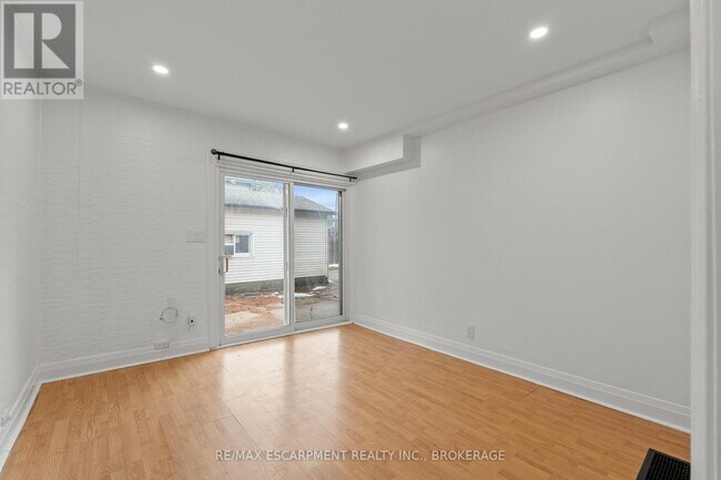 Building Photo - 15 McCormick St