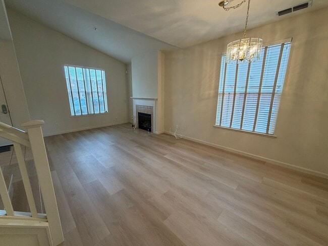 Building Photo - Bright 2 Bed + 2.5 Bath Home | 1,500 Sq Ft | Garage | Prime Novato Location