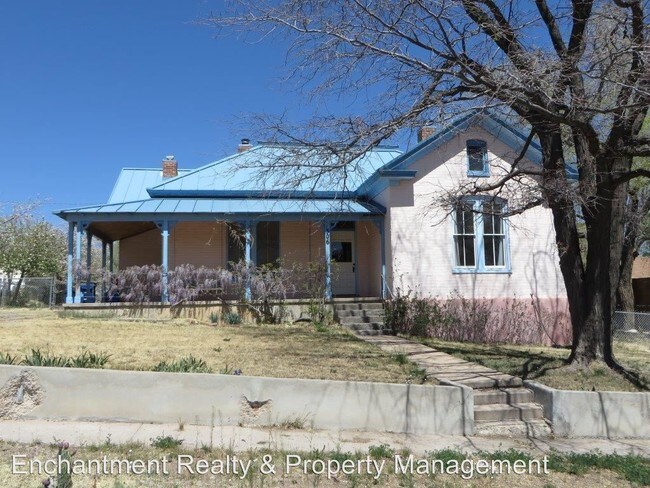 Building Photo - 306 W 10th St