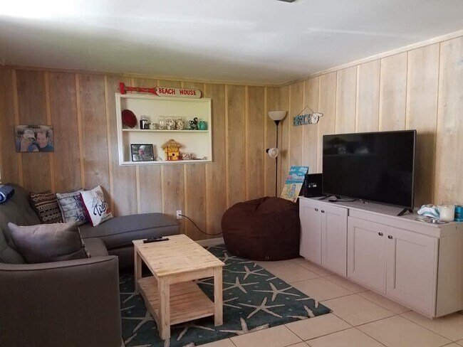 Living Room - 140 Grant Dr