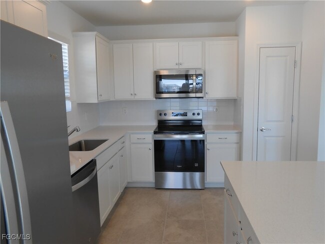 Building Photo - 623 Lakeside Oasis Ave