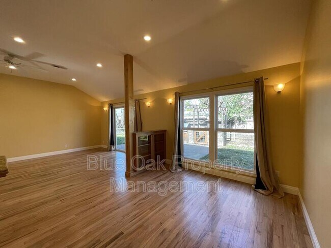 Foto del edificio - 560 E 1st Ave