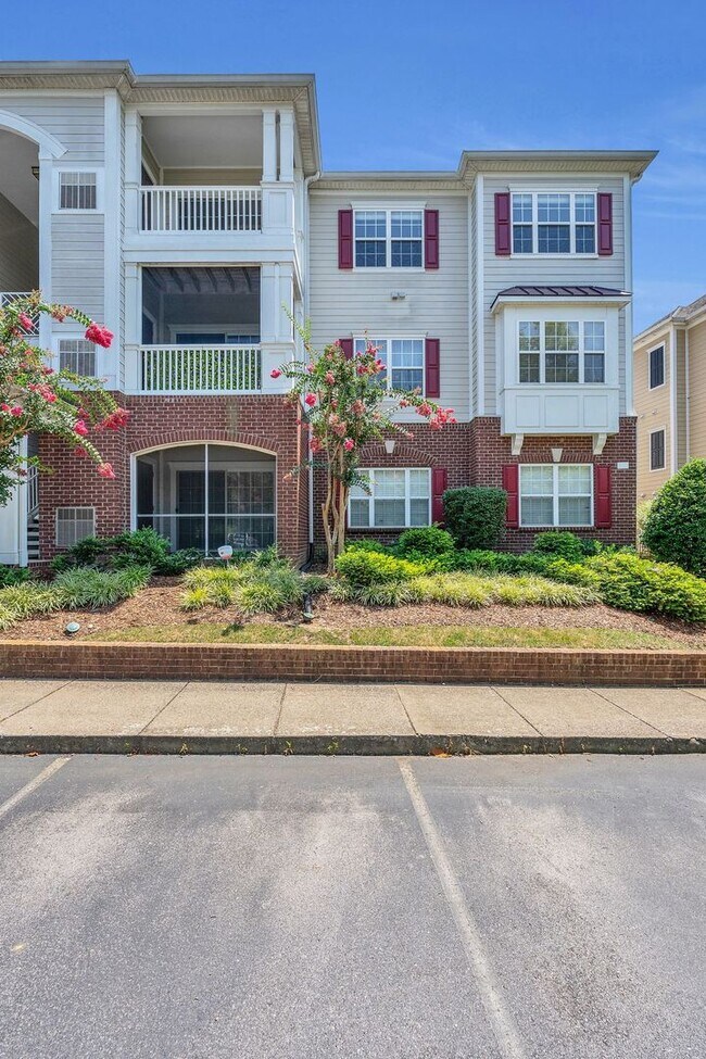 Building Photo - Stylish Condo with Balcony Views in South Nashville
