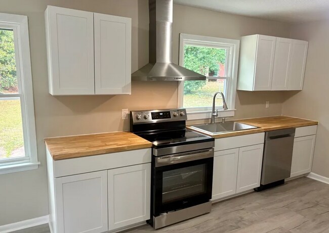 Building Photo - NEW LISTING!!!!!